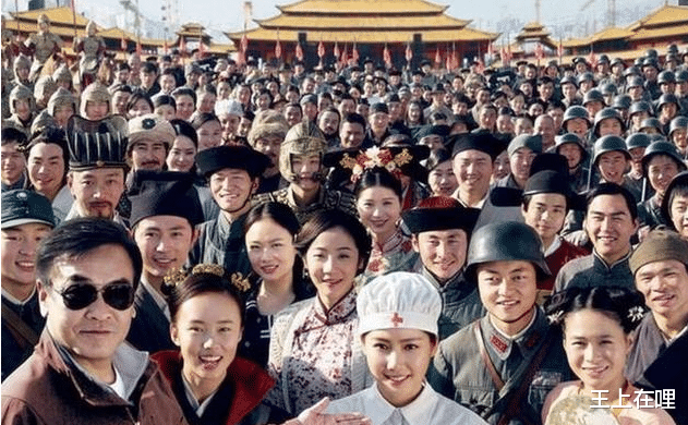 横店|有一种“尴尬”叫横店女演员的衣着，看清侧面后：这能拍啥戏？