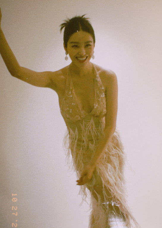 杨采钰|杨采钰穿运动内衣豪宅热舞！四肢开合扭腰摆胯，弯腰挤出一圈赘肉