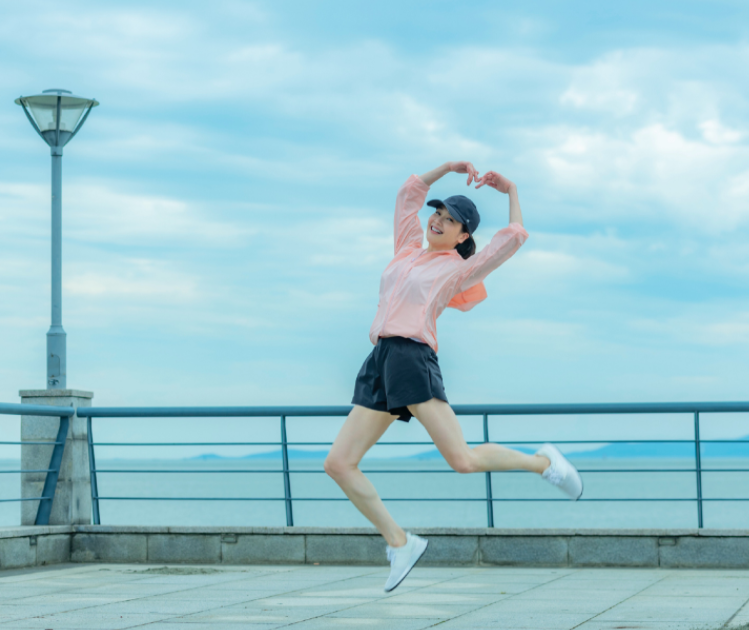 何有强|左小青魅力全开！穿卡通印花上衣搭配牛仔裤减龄洋气，少女感爆棚