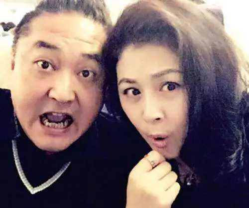 赵本山|老婆才去世就点赞美女、发“大笑”表情，赵本山低调给小姨子送行