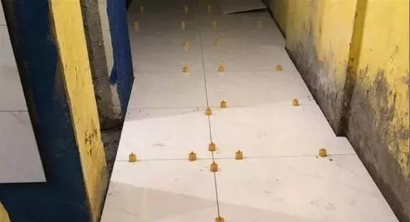 |看见师傅把瓷砖贴成这样，业主气得发飙，你就不能事先和我商量？