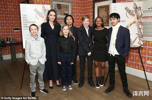 安吉丽娜·朱莉|安吉丽娜·朱莉带娃登杂志，给19岁柬埔寨裔长子扎辫，母子有相同爱好