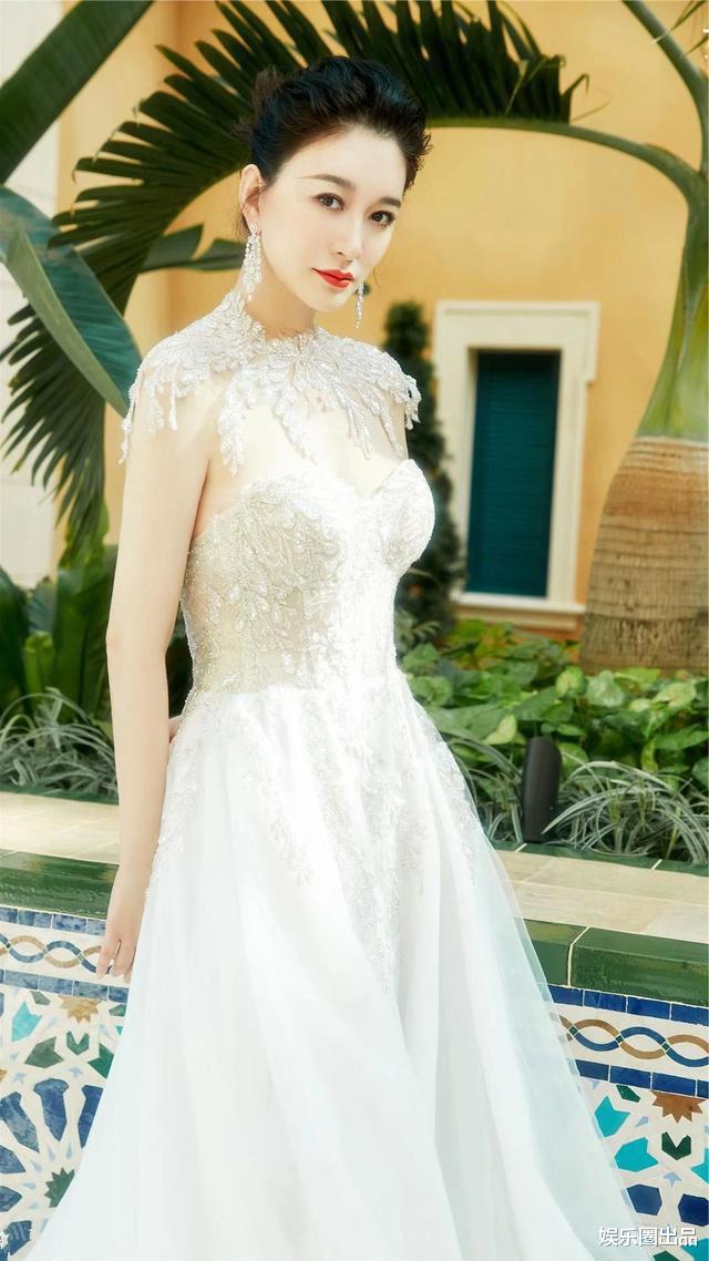 李小冉|李小冉活动旧照被扒，台上台下反差不大，8小时阅读量破800万