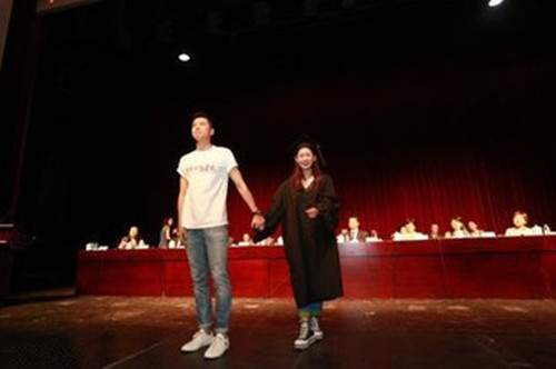 李小萌|从学校走到婚姻，二人恩爱15年，今女方腰身明显被疑怀二胎