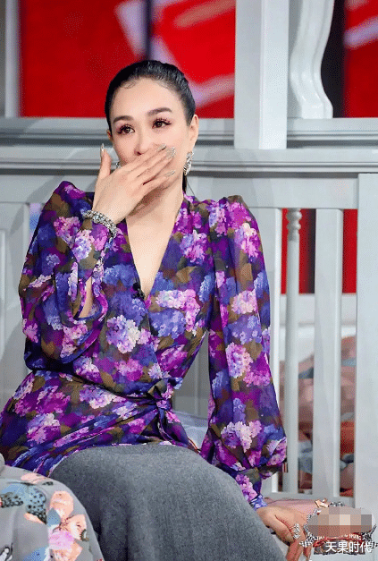 天果时代|钟丽缇这次真穿对了，紫色油画裙优雅大方，与女儿同台不显老