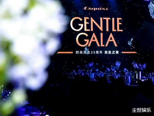 龚俊|龚俊时尚先生盛典，穿玫红色西装领奖，台下镜头怼脸拍颜值高