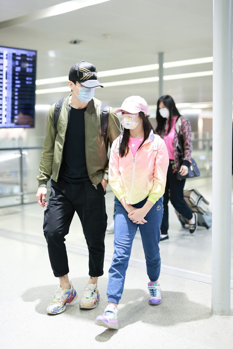 吴尊|吴尊一家四口现身机场,11岁neinei身高超爸爸肩膀,和妈妈很像