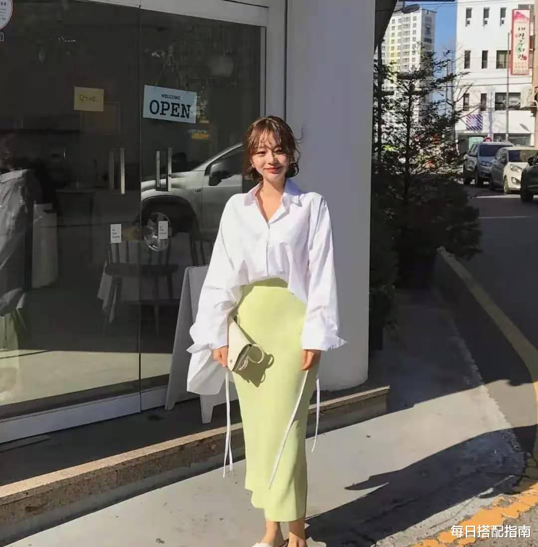 每日搭配指南|适合所有女人的：“衬衫+半身裙”，照着穿就对了，优雅更显气质