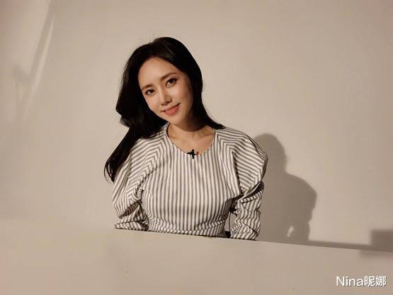 |秋瓷炫怎么老成这样！穿睡衣配绿马甲喝茅台，满脸沧桑像个小老太