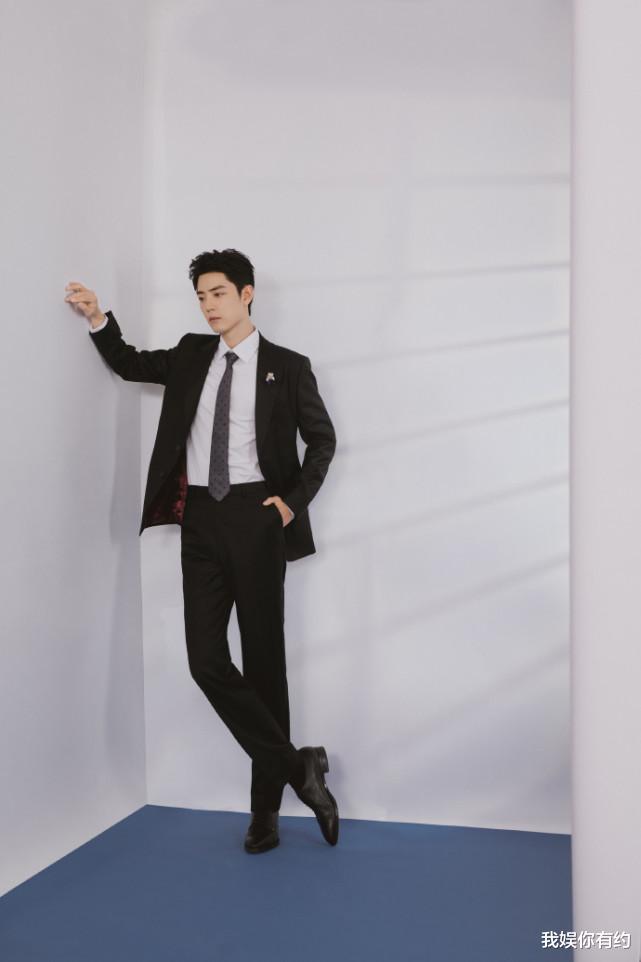 肖战|肖战贾玲“微博之夜”后台相互拥抱，女方表情抢镜，大写的幸福！