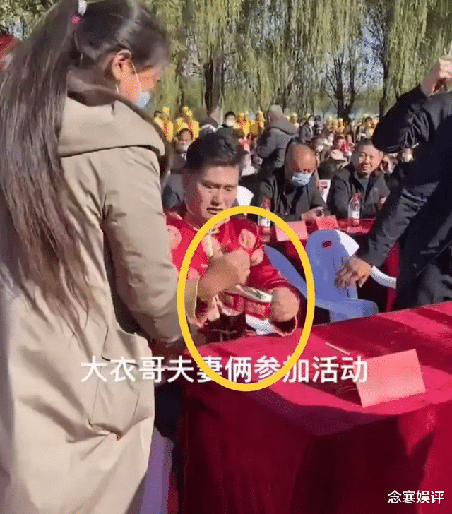 周海媚|不愿做免费广告？朱之文参加商演活动，撕掉矿泉水标签引发热议