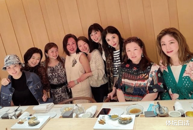 伏明霞|43岁伏明霞参加阔太聚会！衣着老气胖到没脖子，与69岁丈夫有仨娃