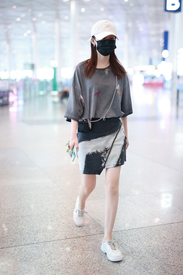 大表姐的时尚圈|李沁随便穿就很洋气，“大一号”T恤配牛仔裙，造型彰显独特魅力