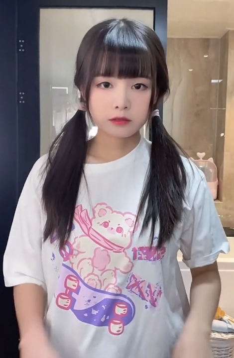  火线妹50万债务穿黑丝袜，这小粗腿被频繁吐槽，煤气罐有点可爱