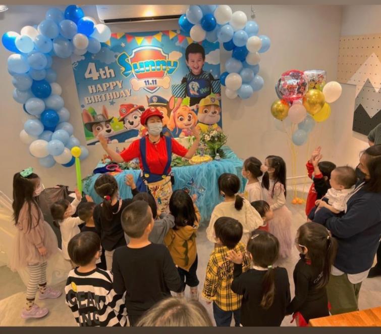 杨幂|修杰楷生日派对高举干儿子，Bo妞吃醋向爸爸索抱，咘咘绑马尾亮相