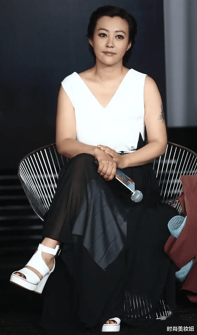 饮食|郝蕾剪掉10年长发，穿深V连衣裙配狗啃刘海短发，差点认不出