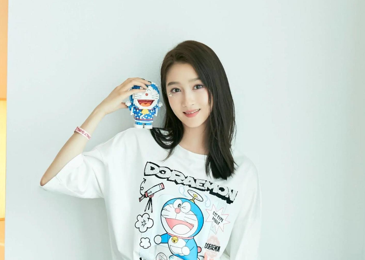 李晨|新生代四小花旦出炉?李沁数据超出赵露思1亿,但榜首却雷打不动