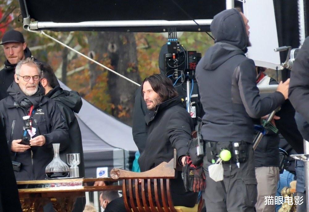 甄子丹|甄子丹巴黎拍摄新片，手捂热水袋，网友：功夫明星也需要热水袋