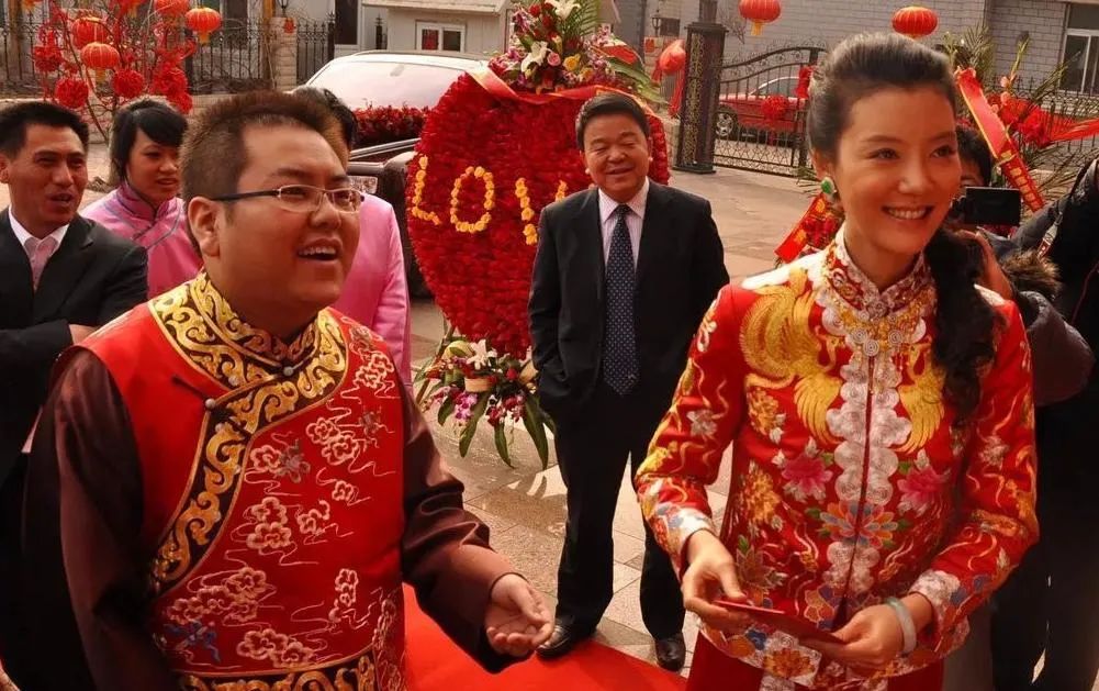刘嘉玲|离婚后成亿万富婆，她搞垮了首富？