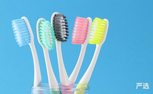 严选 刷牙前，牙膏要不要“沾水”，学会正确刷牙，带你远离牙黄口臭