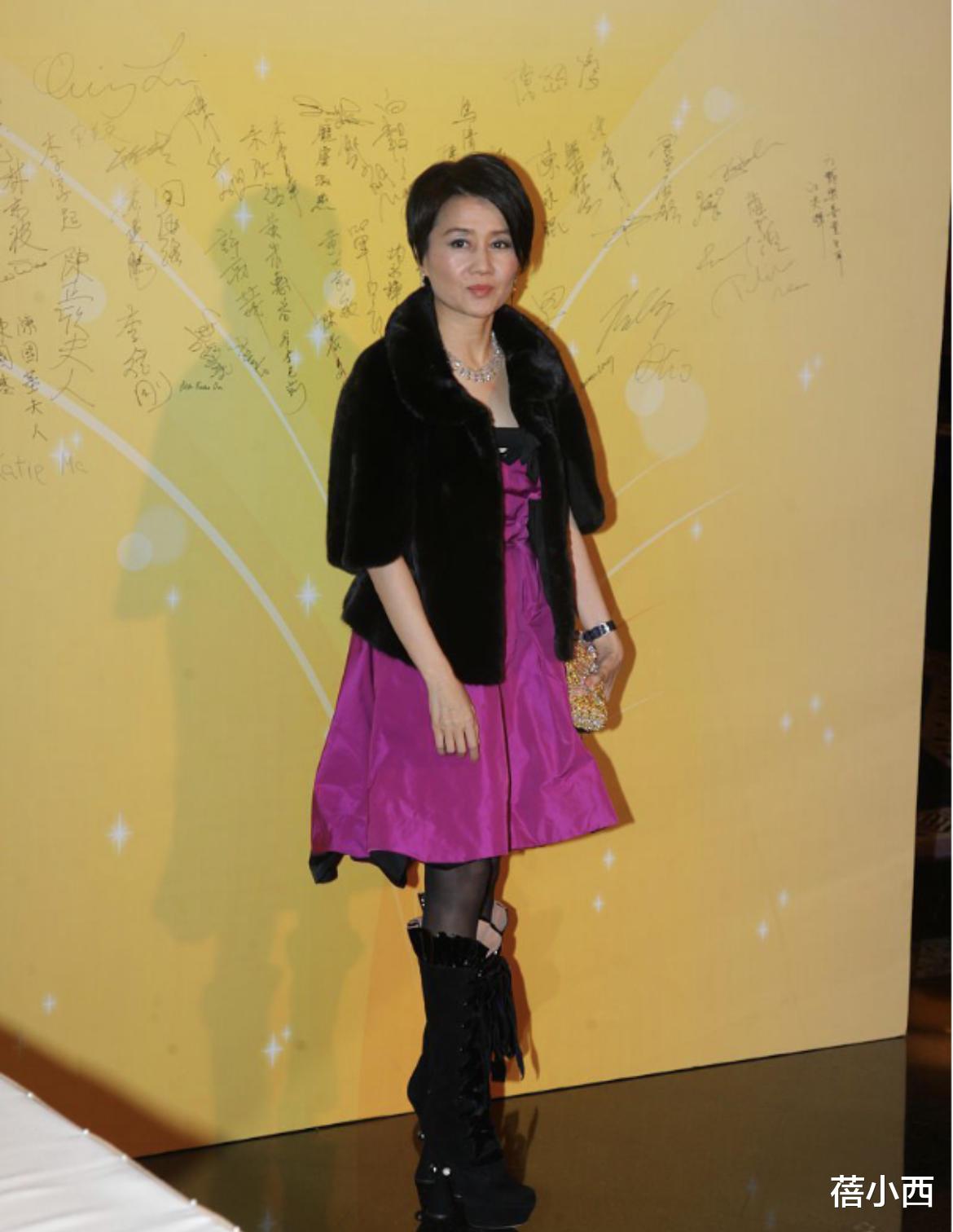 发型|赌王四太梁安琪不像61岁的人，穿抹胸娃娃裙配短发，扮嫩太有水准