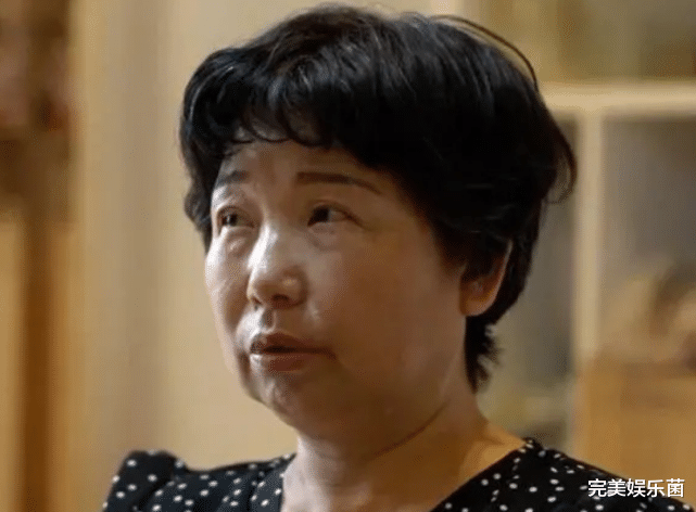 被请去喝茶?杜新枝上警车画面曝光,心有不甘被粉丝强行按进车内
