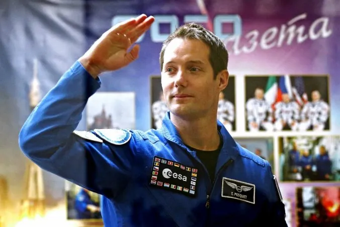 斑马的育乐园 法国最帅宇航员冲向外太空，还带着美味的法式大餐！