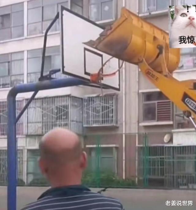 老姜说世界|山西广场舞占用篮球场事件再升级，出动铲车铲弯篮筐，看呆小朋友
