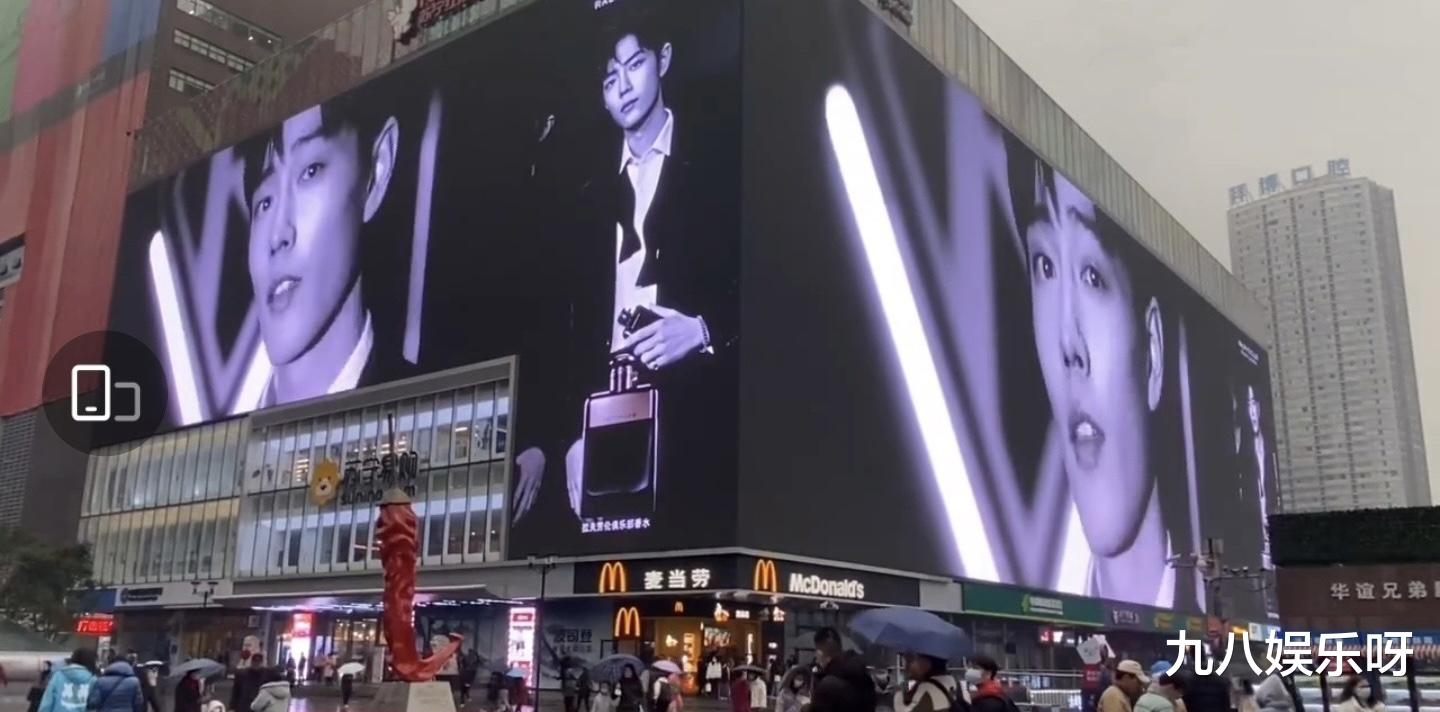 肖战|肖战海外影响力一绝！作品再次破圈闯世界，巨屏肖战也来了