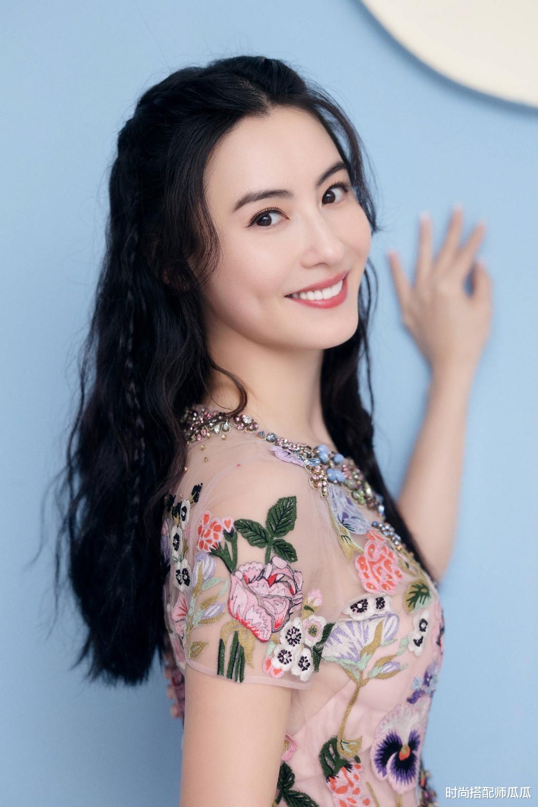 烫发 女人过了45岁,“烫发”要谨记这3要3不要,时尚减龄不显老