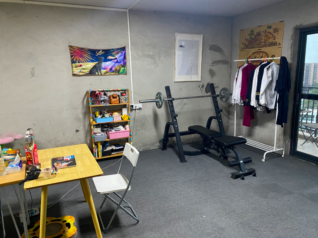 没钱装修，90后情侣直接入住170平毛坯房，生活却被无数人羡慕