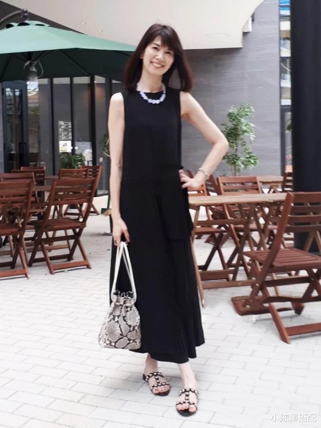 小陈聊搭配|建议中年女性，别穿大红大紫，瞧日本主妇这样穿，优雅气质