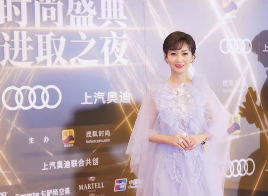 赵雅芝|68岁赵雅芝红毯生图暴露老态!穿紫色纱裙戴大钻戒,优雅刻在骨子里