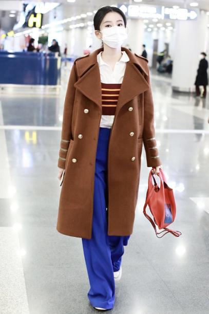 大衣|乔欣的时尚感挡不住，穿一袭棕色大衣显瘦又大气，这气场堪比超模
