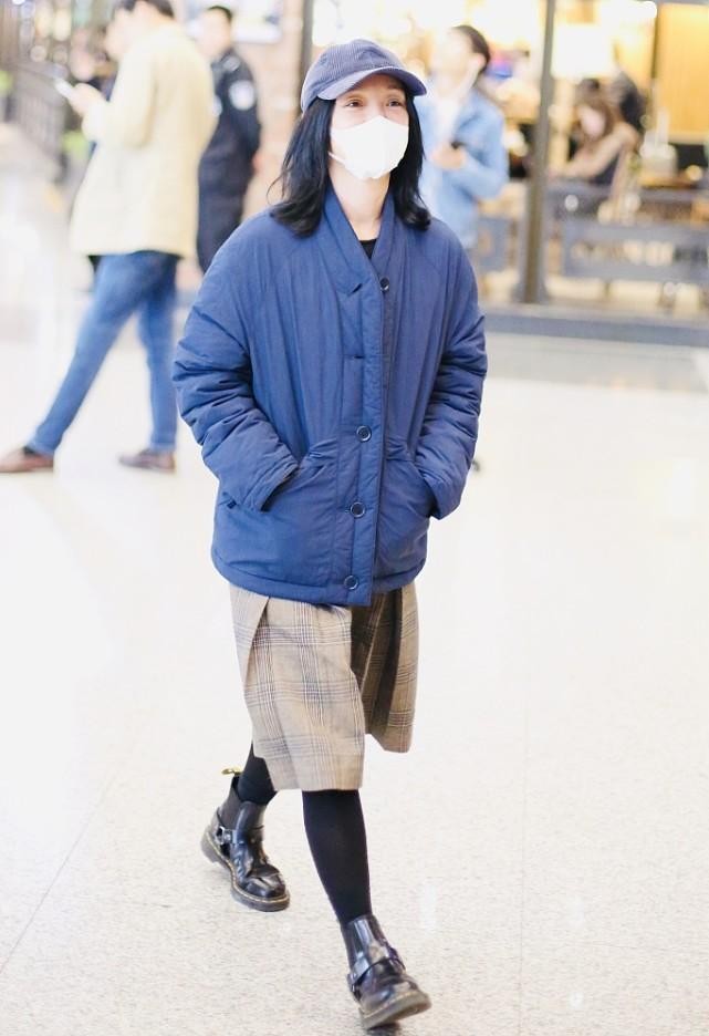 周迅|周迅私下里哪像个女明星，穿着和普通人没啥区别，看着挺保暖的