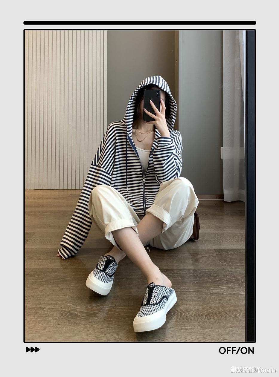 服装搭配师main|早秋最慵懒舒适的时髦套路=卫衣+裤子,温暖又有女人味