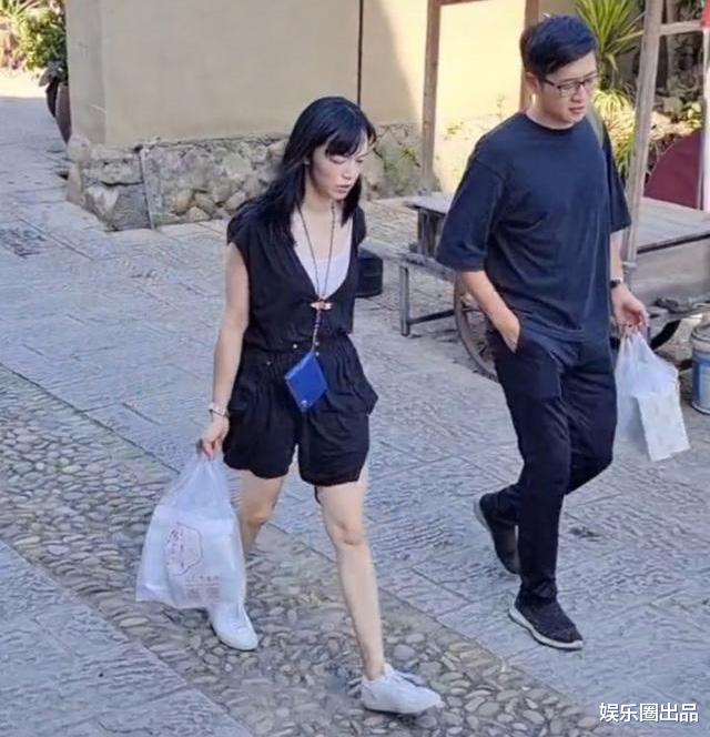 姚晨|41岁的姚晨素颜现身，穿黑色连体衣松松垮垮，评论区却一片好评