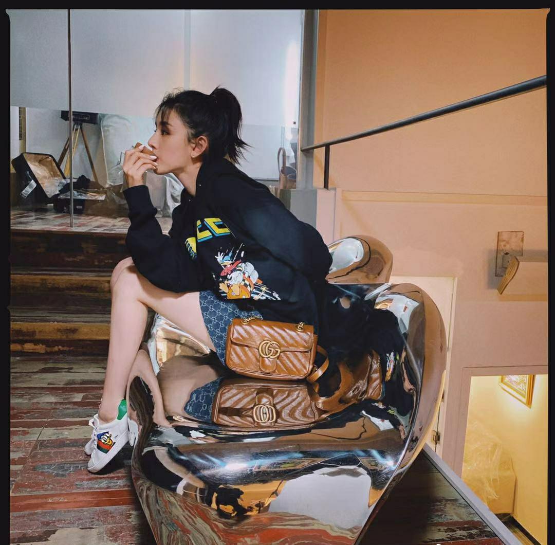 发型|宋祖儿竟然也穿起了“墨汁裤”，格子风衣高马尾，又酷又飒又高级