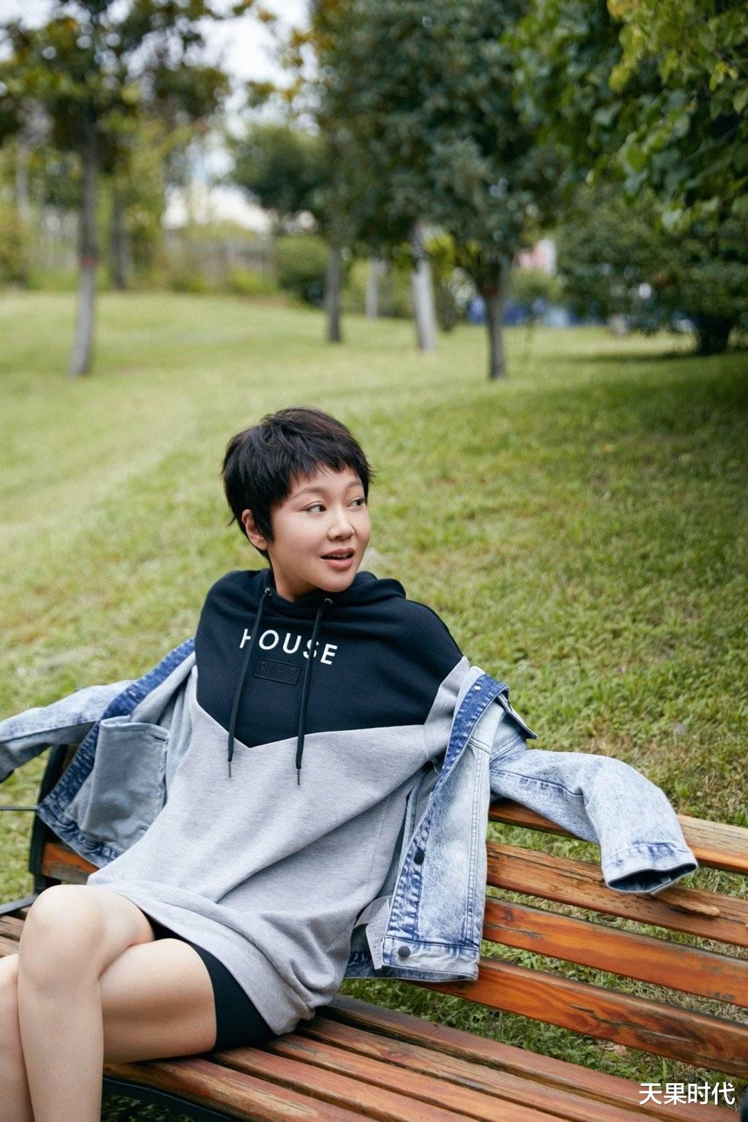 天果时代 闫妮越来越会穿，拼接卫衣配牛仔外套减龄时髦，50岁气质似少女