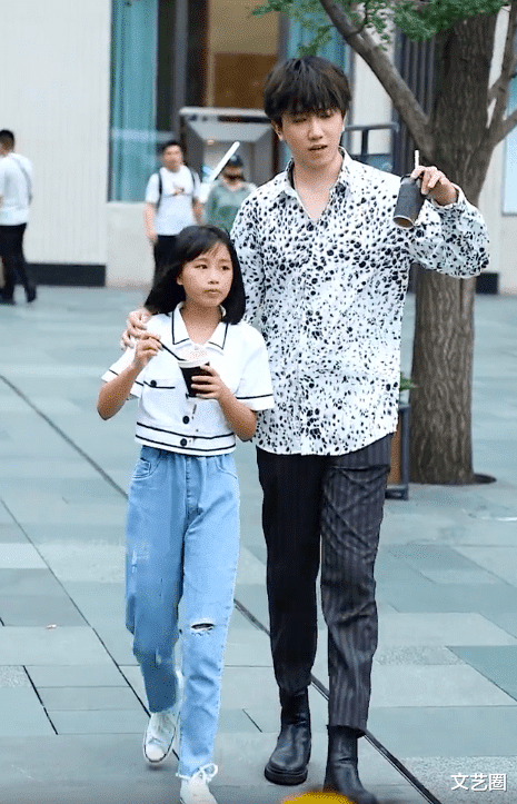 张迪|《变形计》张迪和丽姐逛街被偶遇，丽姐很潮大长腿吸睛，土味全无气质比张迪还社会