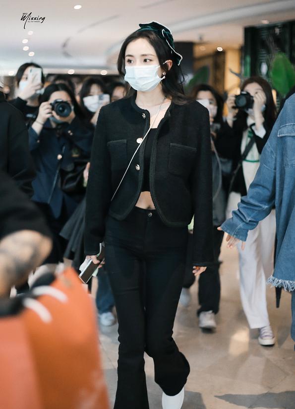 杨幂|杨幂太有心机了，穿“小一码”连衣裙现身，曲线身材美翻全场