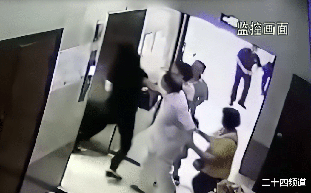 二十四频道 女子牵狗乘电梯吓到邻居，一个说狗再站起来就踢它，一个说你敢，俩人打起来了