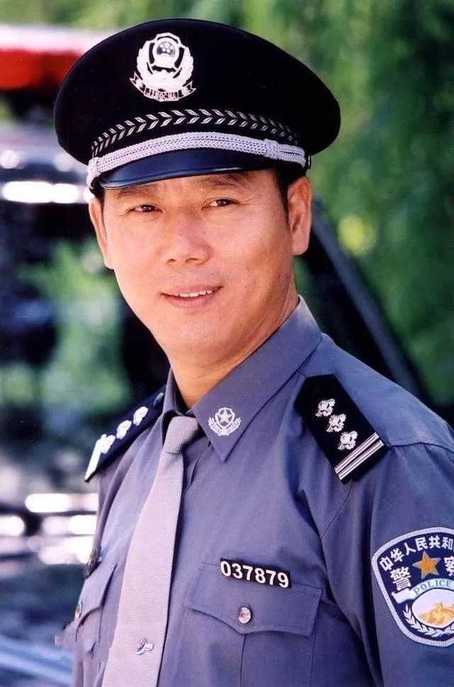 李成儒|把发妻儿子赶出家门娶小18岁娇妻，婚后对方不生孩子还把他甩了