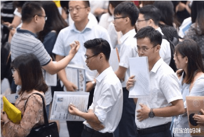 丽宝的妈咪|大学生有福了，3个“好政策”让就业难度降低，家长心里乐开了花