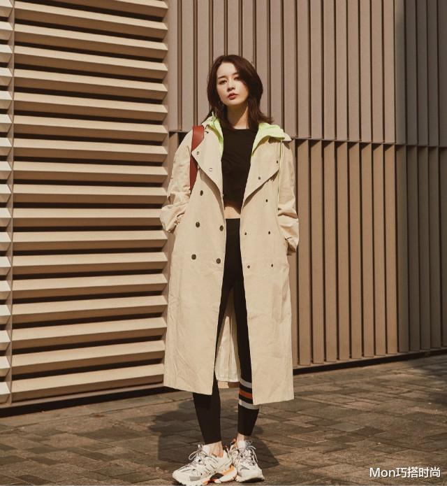 Mon巧搭时尚|穿风衣时，一定不要再配马丁靴了！看看杨幂、热巴这样穿是有多美
