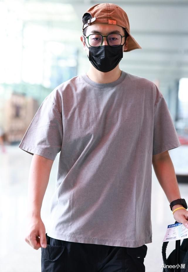Ainee小屋|朱亚文的身上有多种气质，看身材是潇洒型男，看穿搭却仍是少年