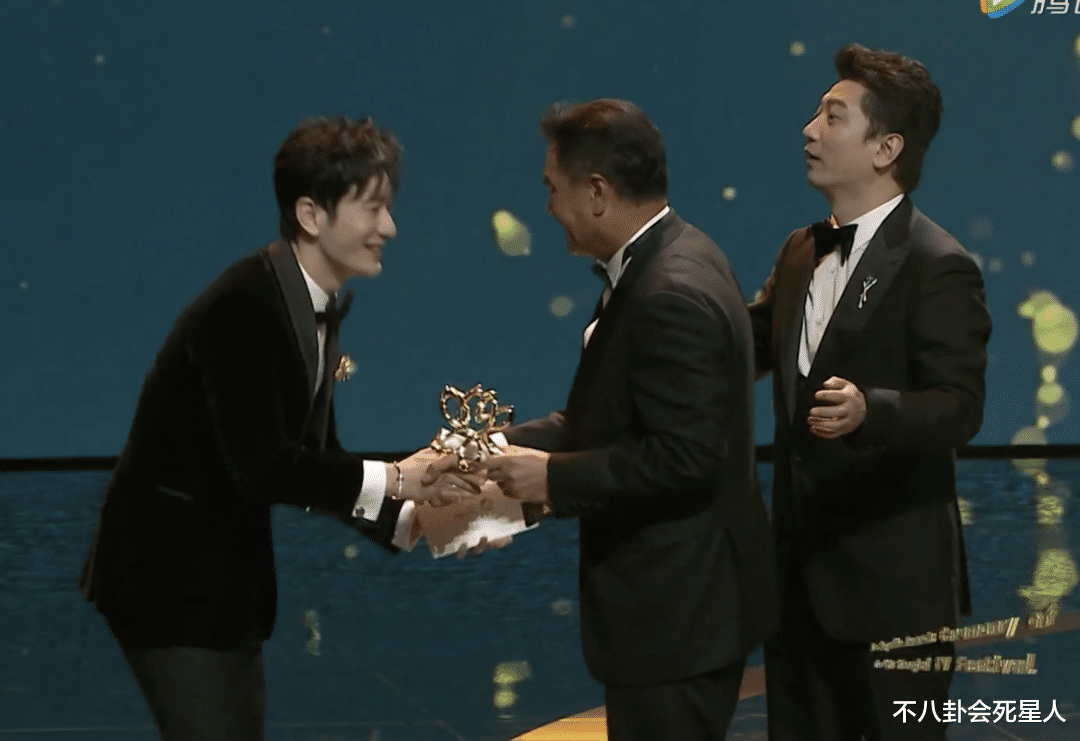 热依扎|白玉兰表情大赏：童瑶拿奖热依扎脸黑如锅底，鼓掌都带“恨”