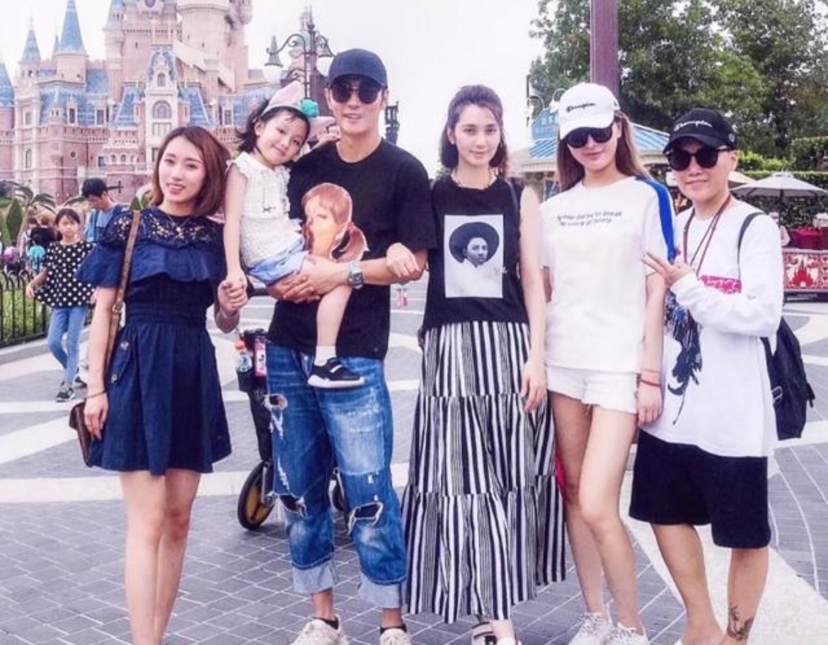 洪欣|洪欣现身朴素商演，站台阶前无观众喝彩，曾多次婉拒儿子进演艺圈