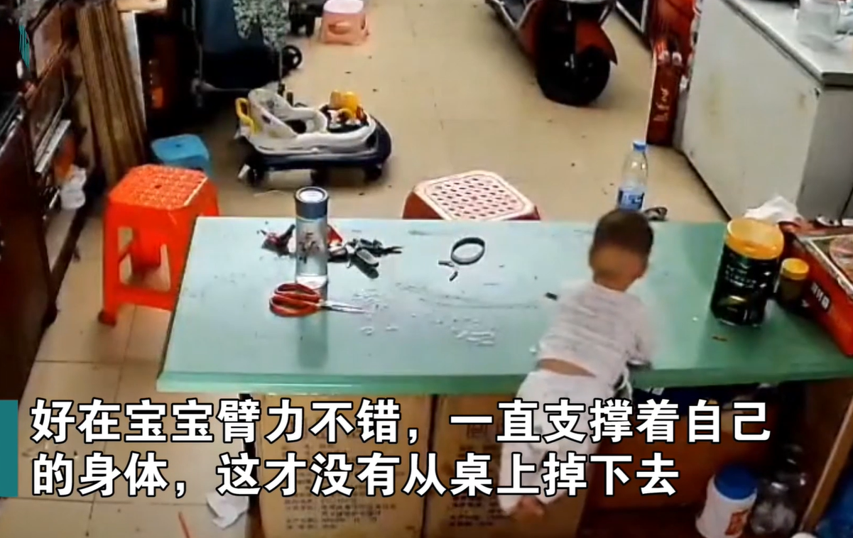 菁妈育儿|穿尿不湿宝宝臂力惊人，悬空撑在桌子上，网友：长大参加奥运会