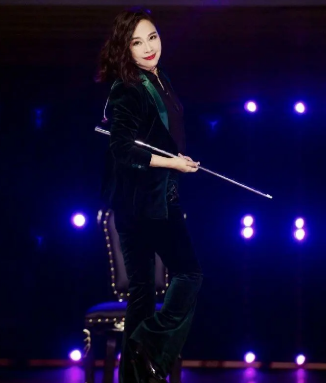 陈松伶|爆红时被经纪人骗光家产，后嫁小8岁男友，如今48岁身家过亿